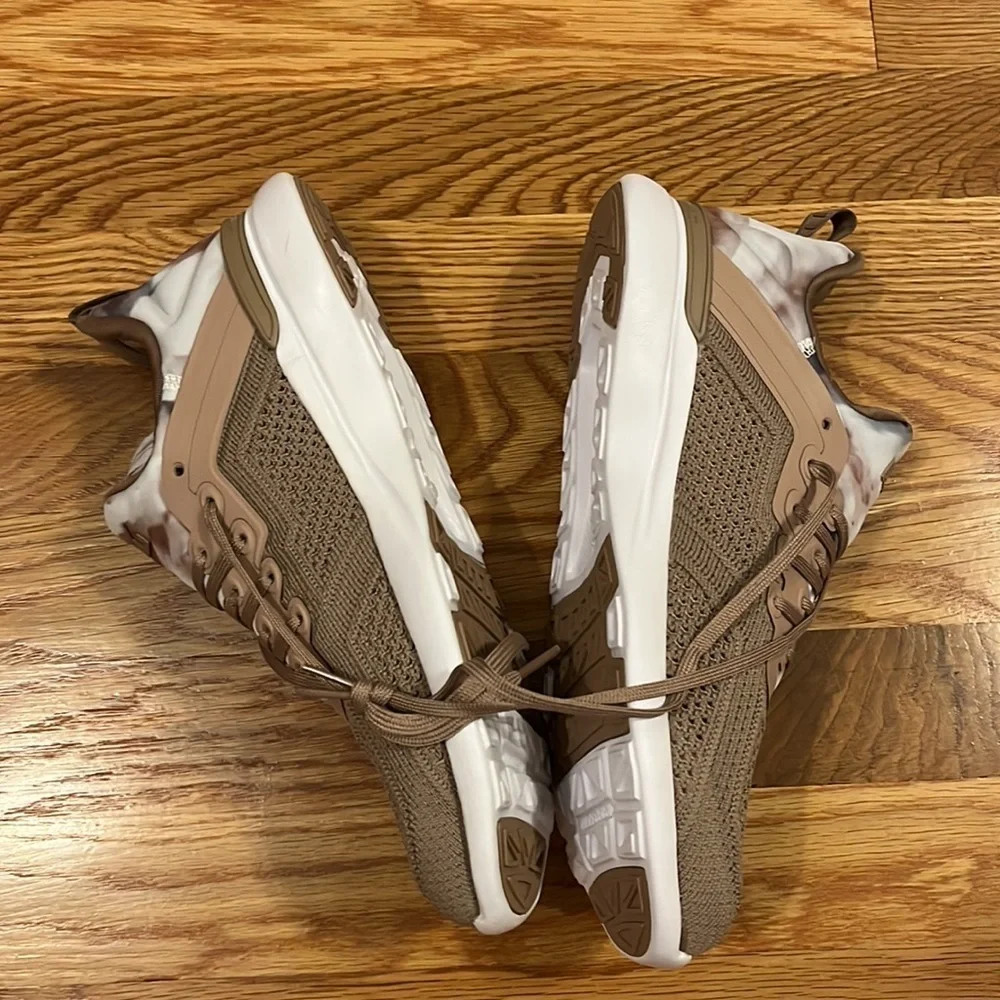 New APL Techloom Tracer Almond Caramel Tie Dye size 8